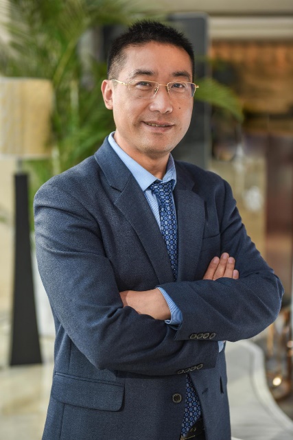 穿着西装笔挺的男子描述已自动生成 穿着西装笔挺的男子描述已自动生成